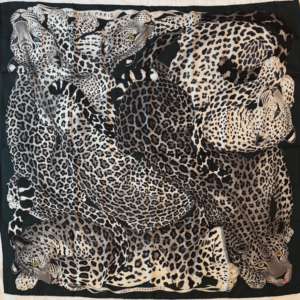 HERMÈS LAZY LEOPARDESSES, Silk Twill 90